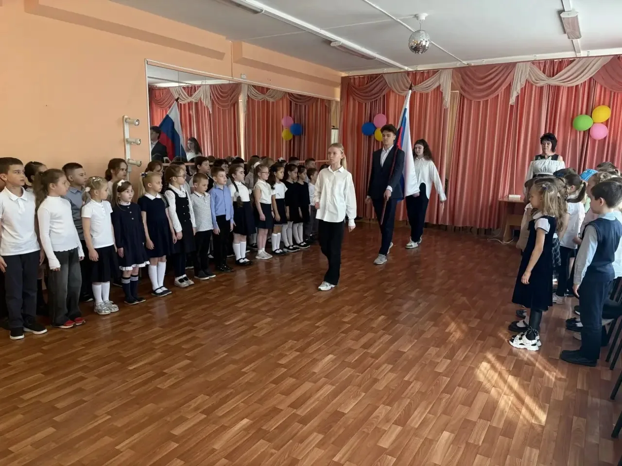 🇷🇺Понедельник в школе традиционно начался с церемонии поднятия Государственного флага и исполнения г