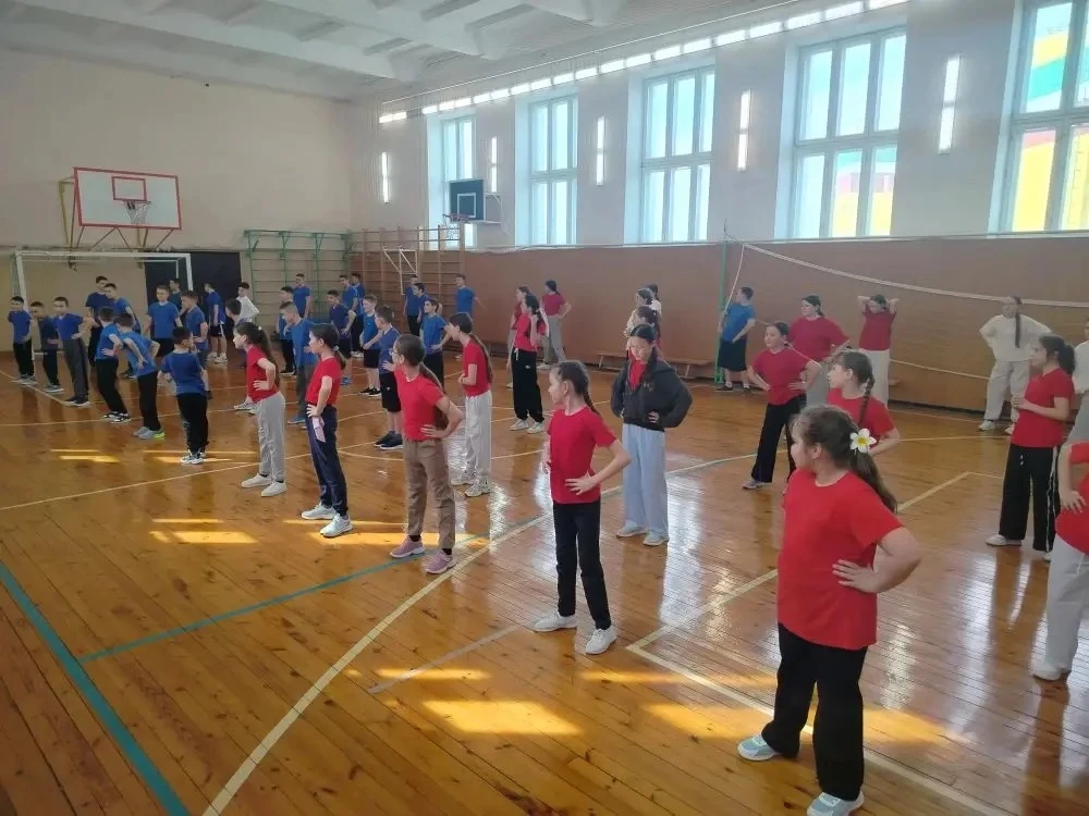 💪🏻 День здоровья в нашей школе: зарядились энергией вместе с учителем физкультуры! 💪  Сегодня в наше