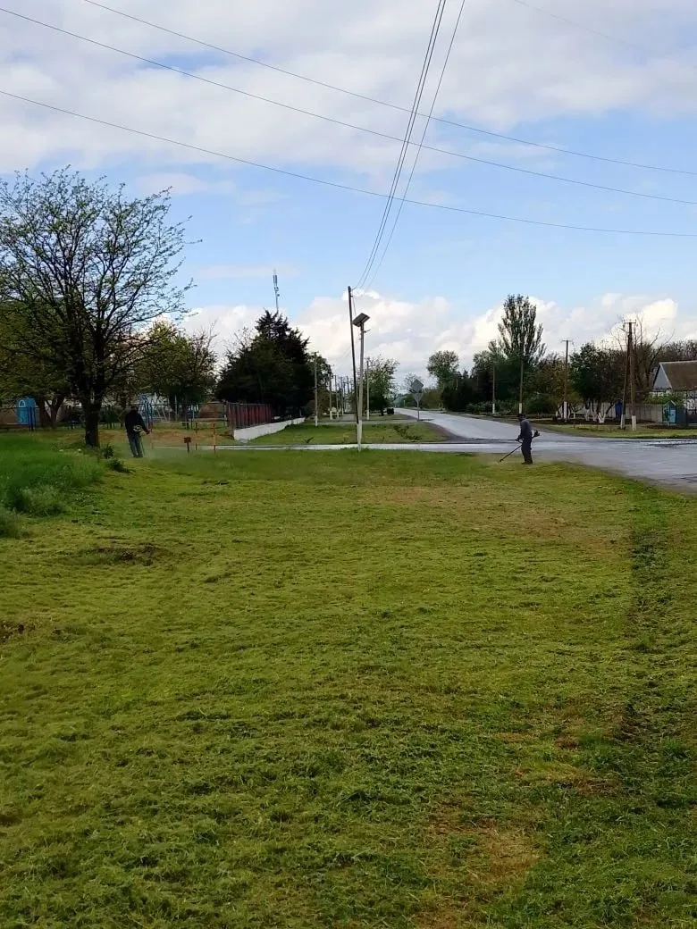 🌿 Благоустройство Астраханского территориального отдела  Сотрудники МБУ «Жилсервис» продолжают работ