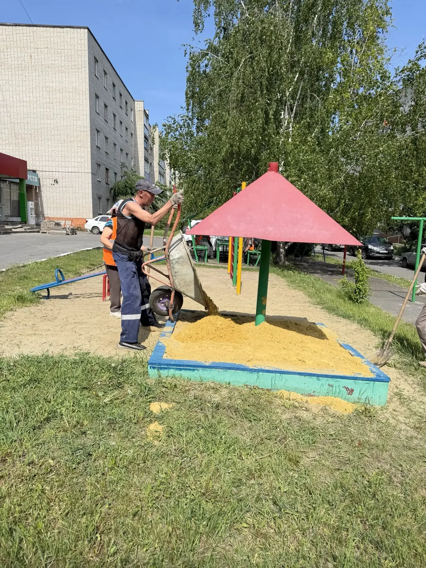 Завоз песка на детские площадки.