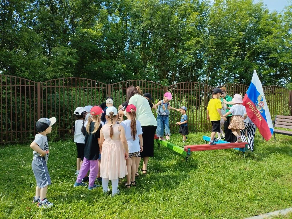 День России в детском саду: праздник патриотизма и веселья! 🇷🇺

Сегодня в нашем детском саду прошл