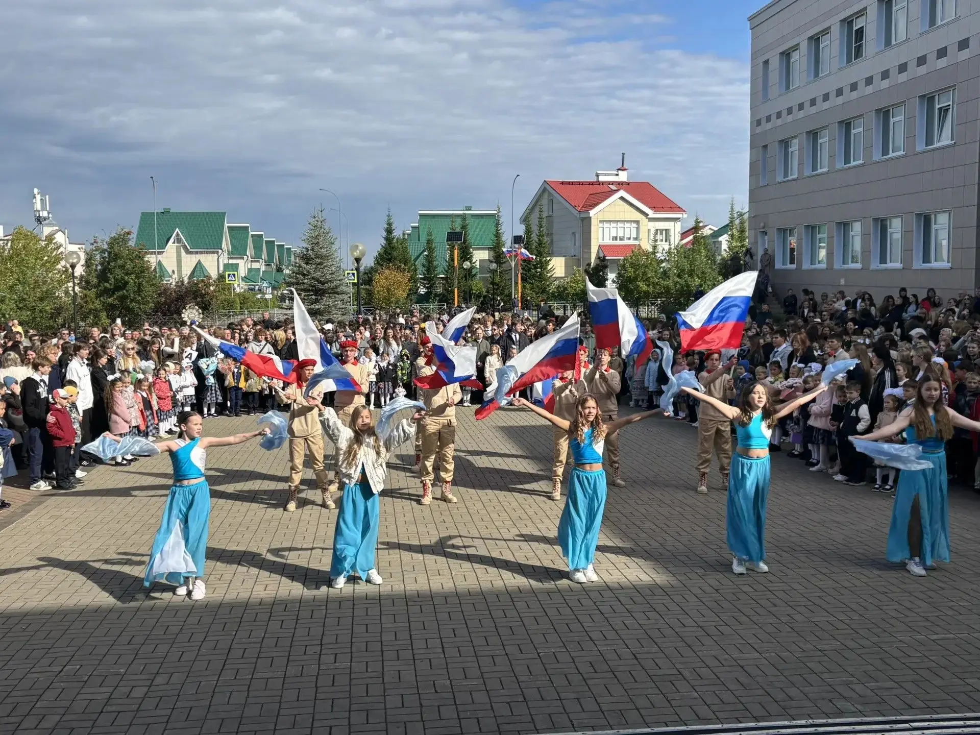 Сегодня Гимназия № 42 отметила День знаний ярким праздником, наполненным радостью и вдо...