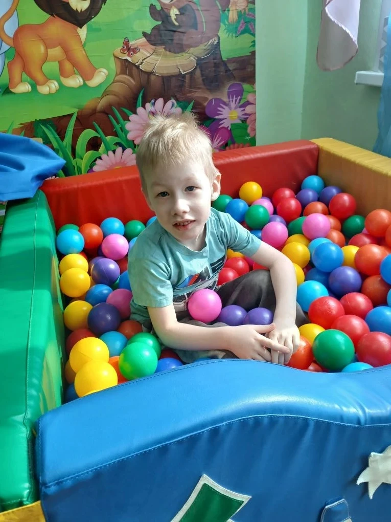 Сухой бассейн является одним из самых любимых этапов занятий с  педагогом - психологом....