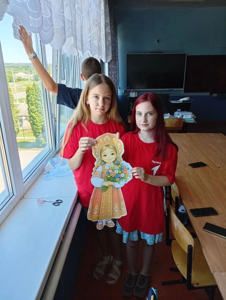 Россия — в каждом окне! 
 
В преддверии Дня России окна нашей школы преобразились! Воспитанники приш