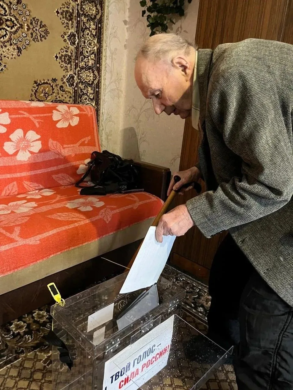 Один из старейших жителей Большеречья проголосовал на дому.