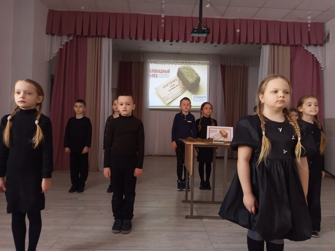 #блокадаЛенинграда В день снятия блокады Ленинграда учащиеся 1а класса представили постановку ""Непо