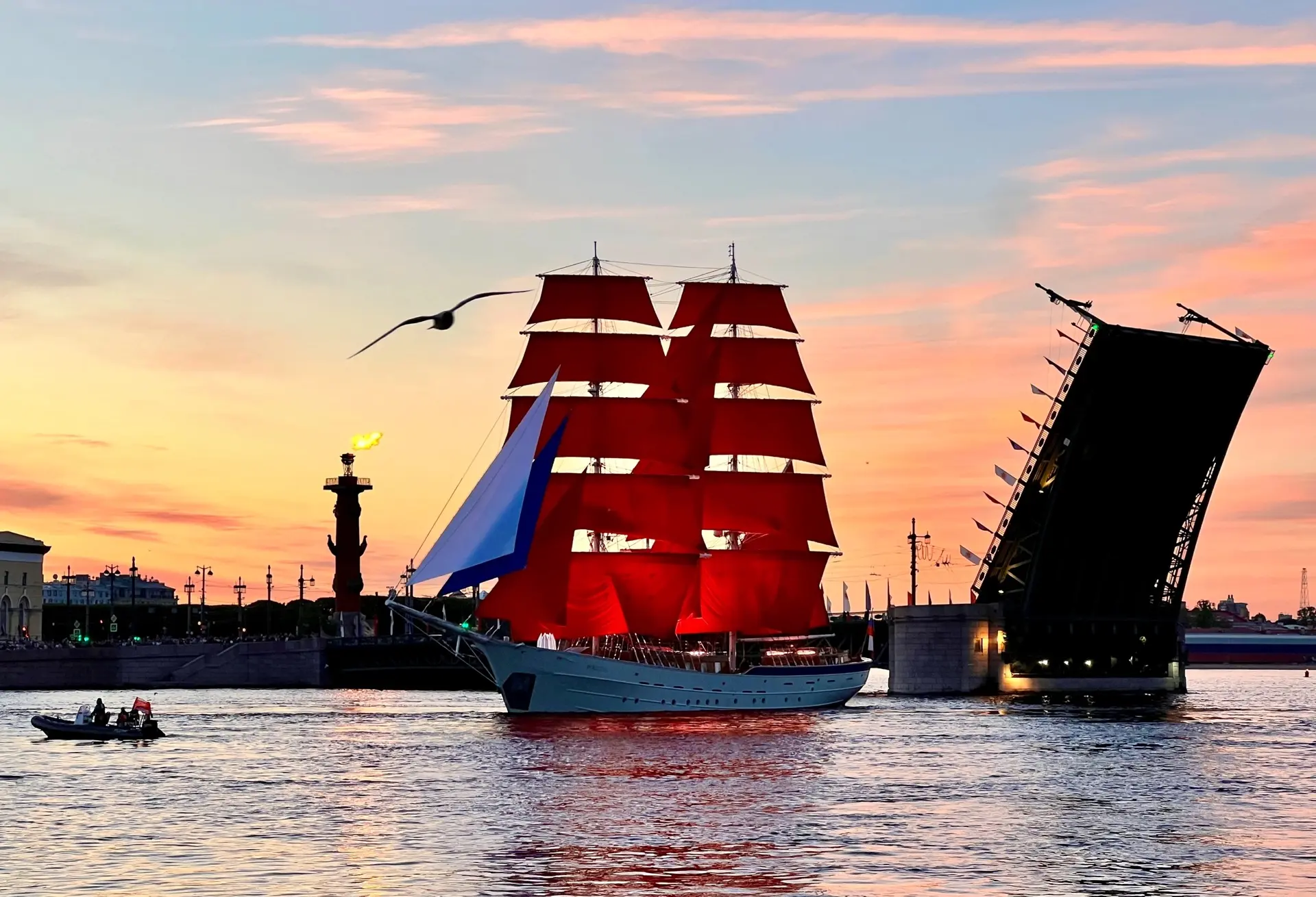 ⛵ Сегодня, 20 июня, в связи с подготовкой к празднику выпускников «Алые паруса» мосты через Неву буд