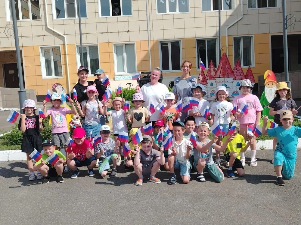 В нашем детском саду с большим воодушевлением прошли мероприятия, посвящённые Дню России. В течение 