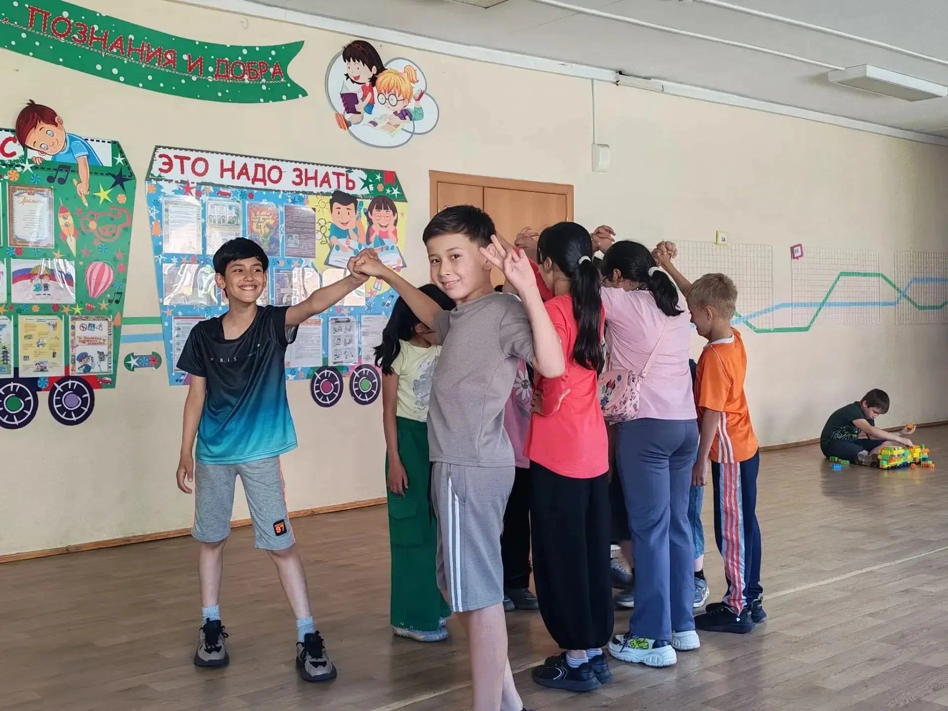 📌День в лагере "Дружба" начался с зарядки на свежем воздухе. 
Прохладный ветерок так и манил на ули