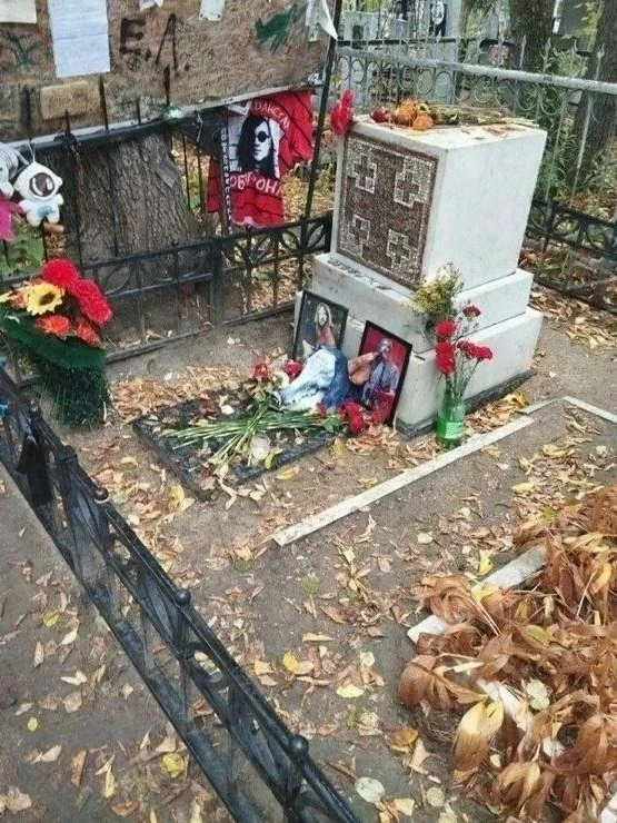 На могилу Егора Летова в Омске подложили свиную голову со священной книгой во рту и над...
