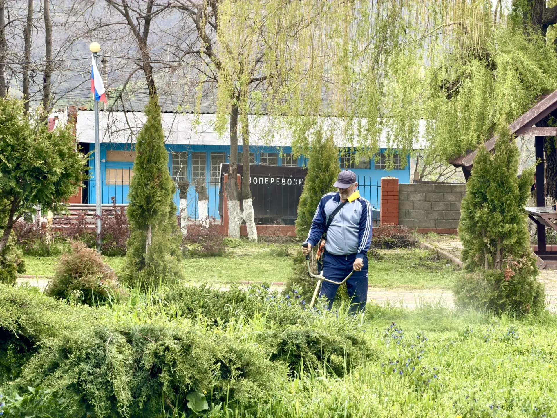 🌍В Новолакском районе прошёл субботник в преддверии 9 Мая  В райцентре Новолакского района состоялся