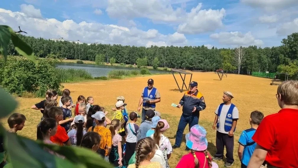 💧 "Безопасный отдых на воде"- профилактическая беседа со спасателями на озере

Встреча с профессион