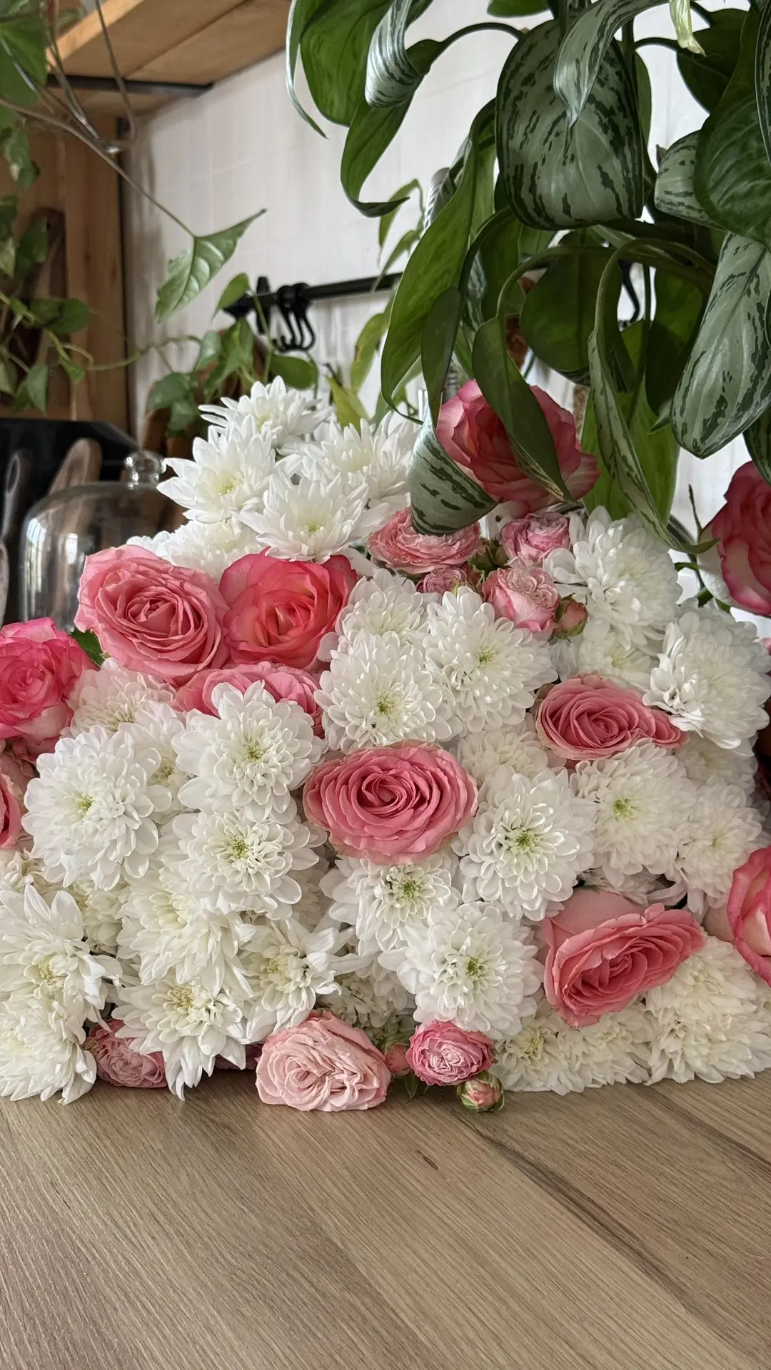 Доброе 🩷
После дня рождения всегда так красиво 🌸
А в саду вовсю цветут пионы, пошла фоткать)))