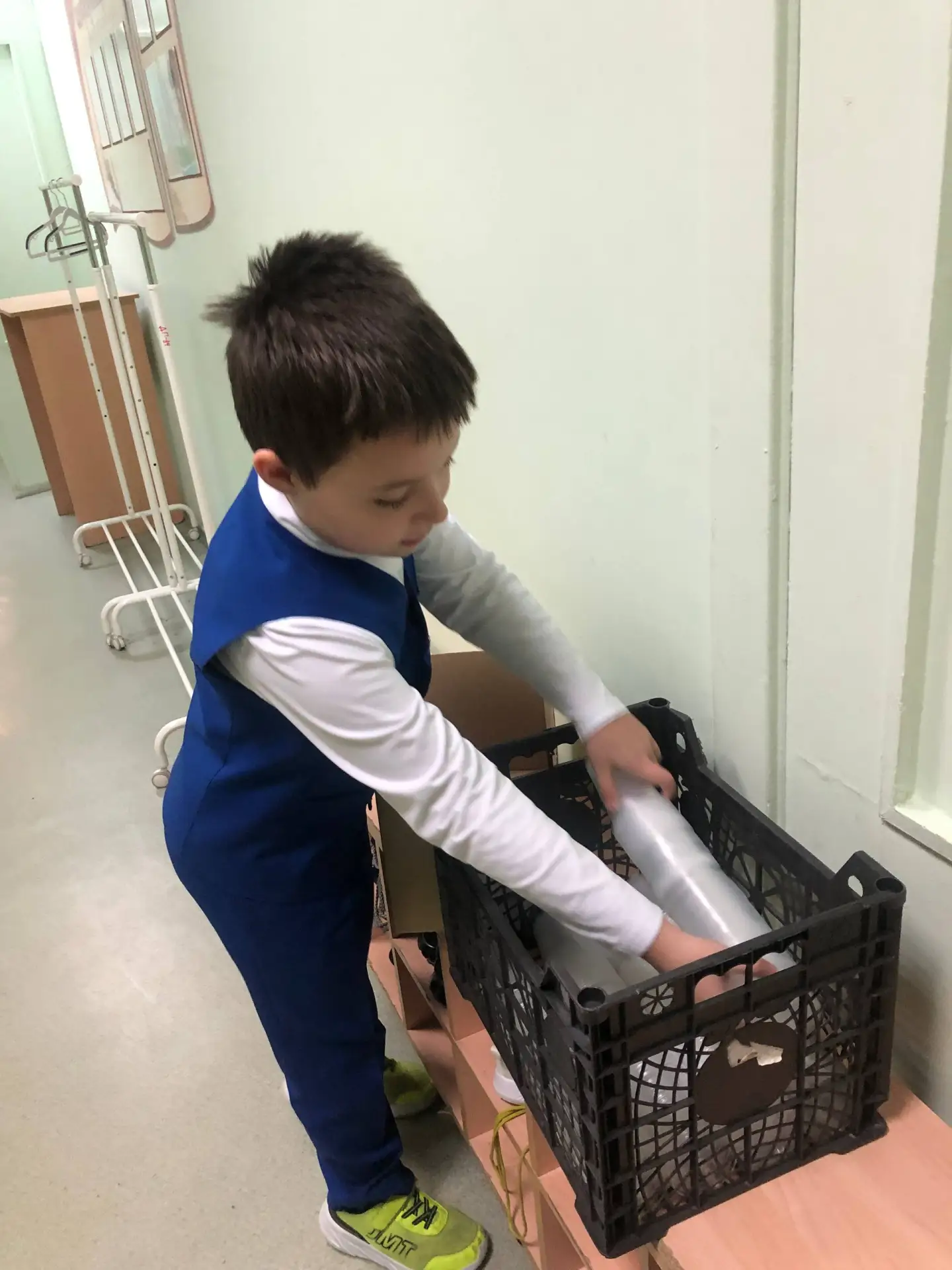 Эко-десант в действии! ♻️🥤 В начальной школе полным ходом идет подготовка к завершению 2 четверти, и