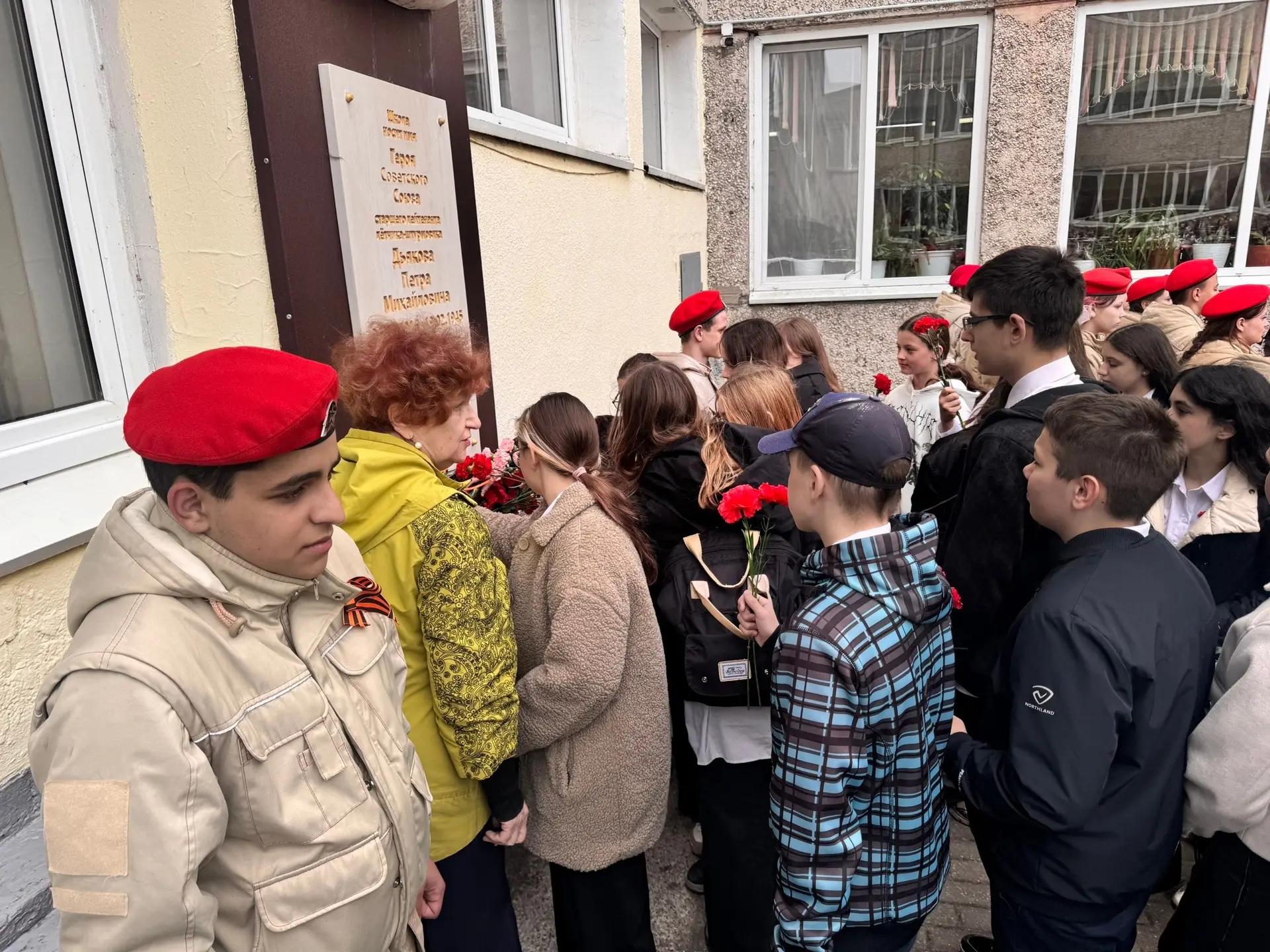 В честь 9 мая в нашей школе прошла торжественная линейка, посвященная Дню Победы! 🌟  Этот день стал 