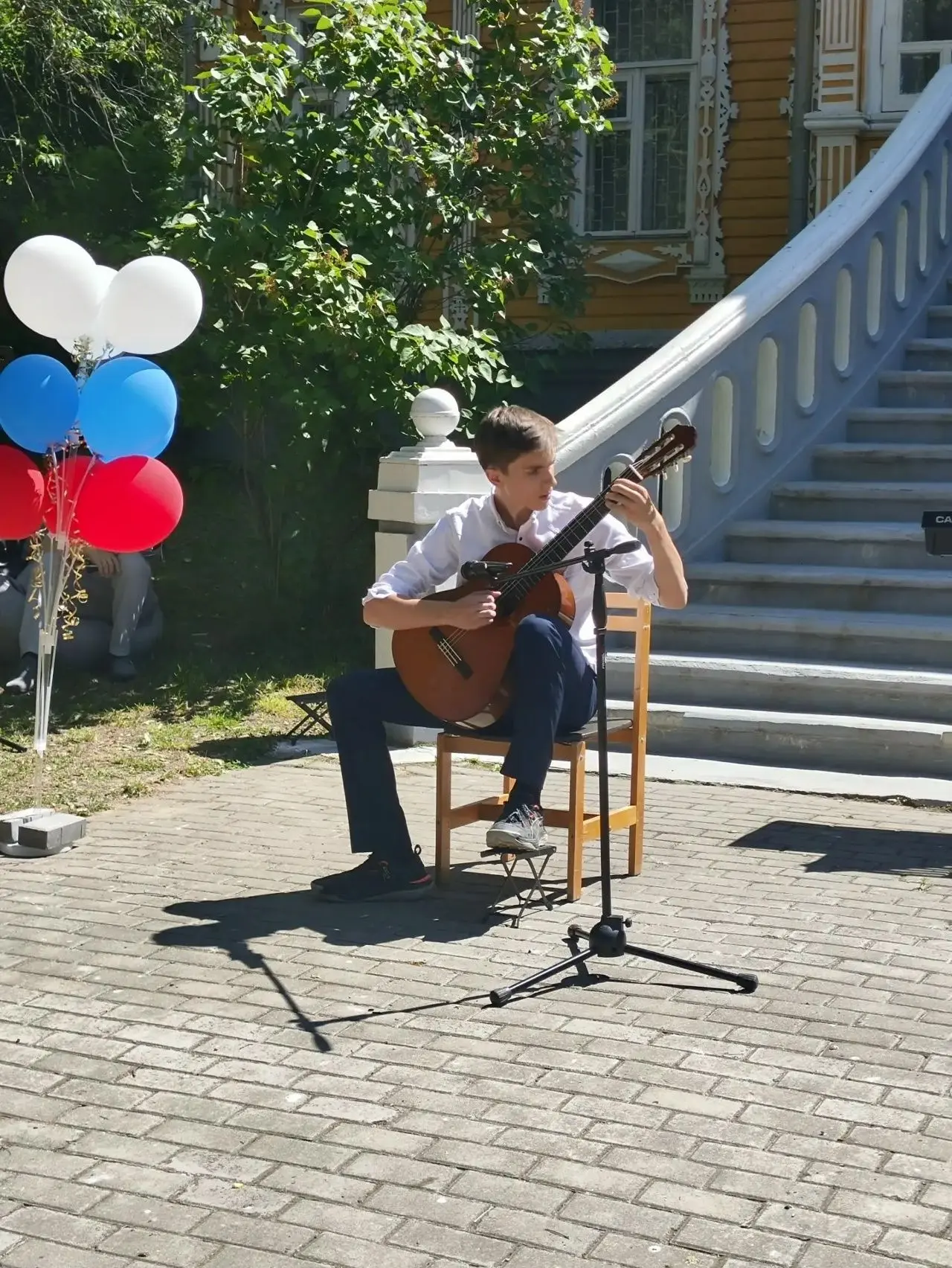 12 июня, в День России, обучающиеся и преподаватели Детской музыкальной школы выступили на открытой 