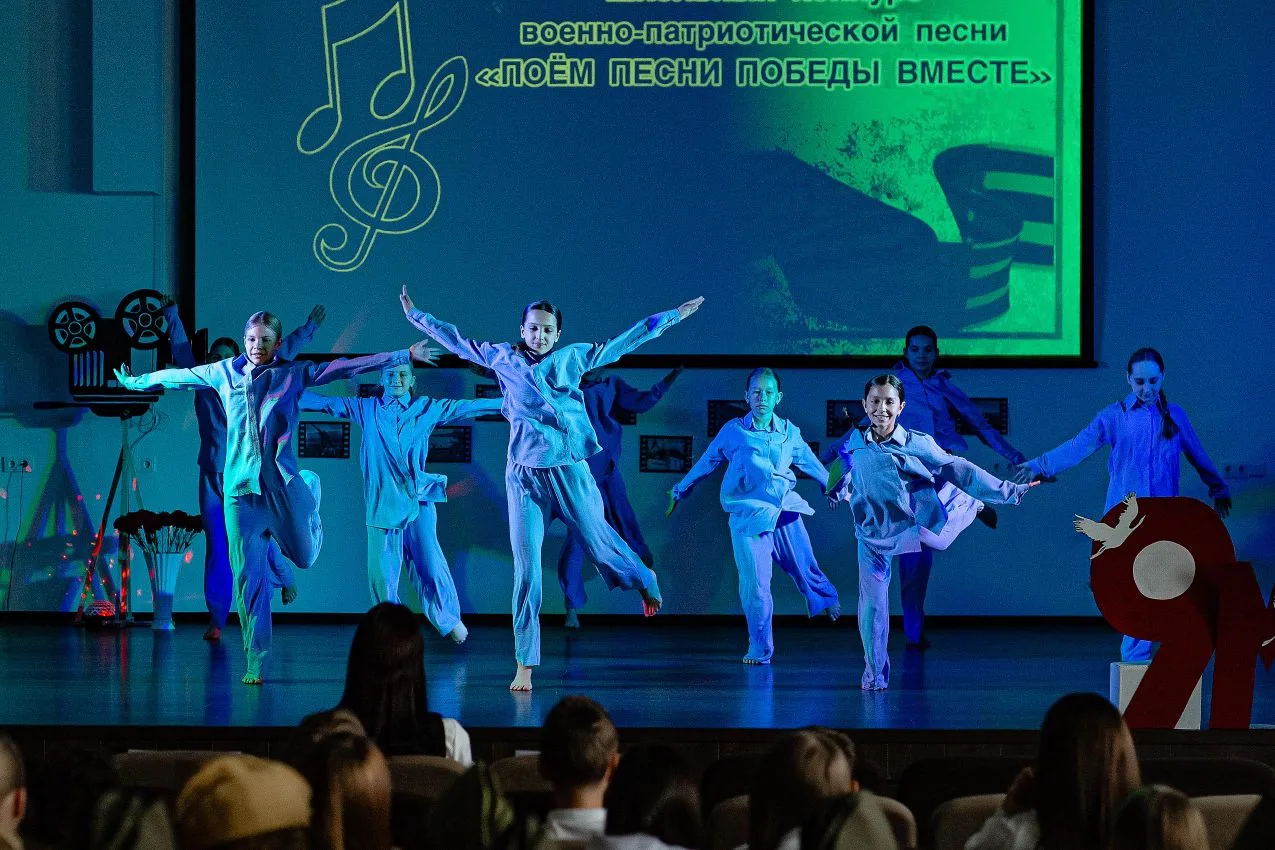 🎵 «Поем песни Победы Вместе!» — как это было! 🇷🇺  🌟 Особую атмосферу торжества и гордости за нашу шк