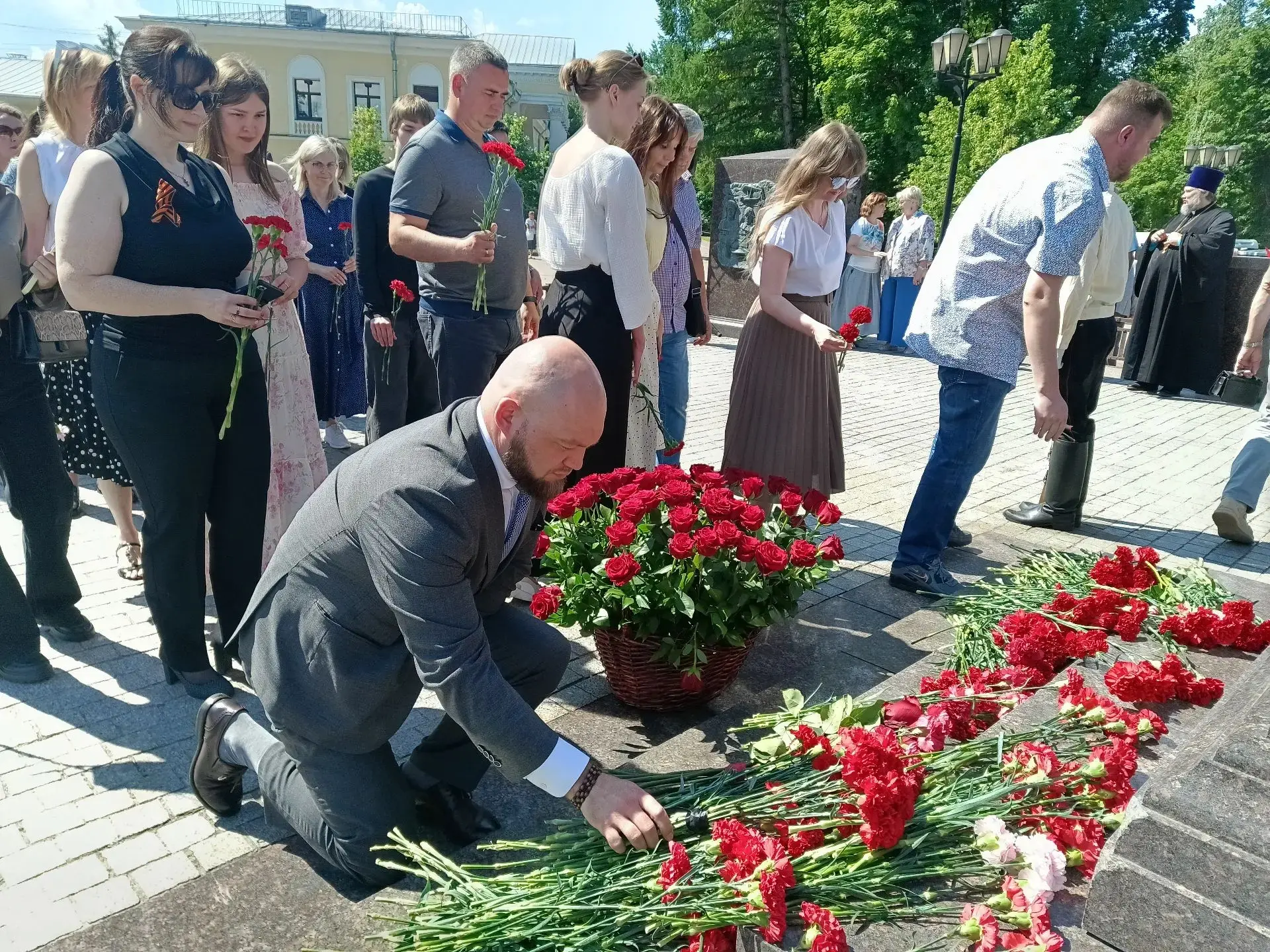 22 июня, в День памяти и скорби, гатчинцы собрались у стелы «Город воинской славы», чтобы почтить па