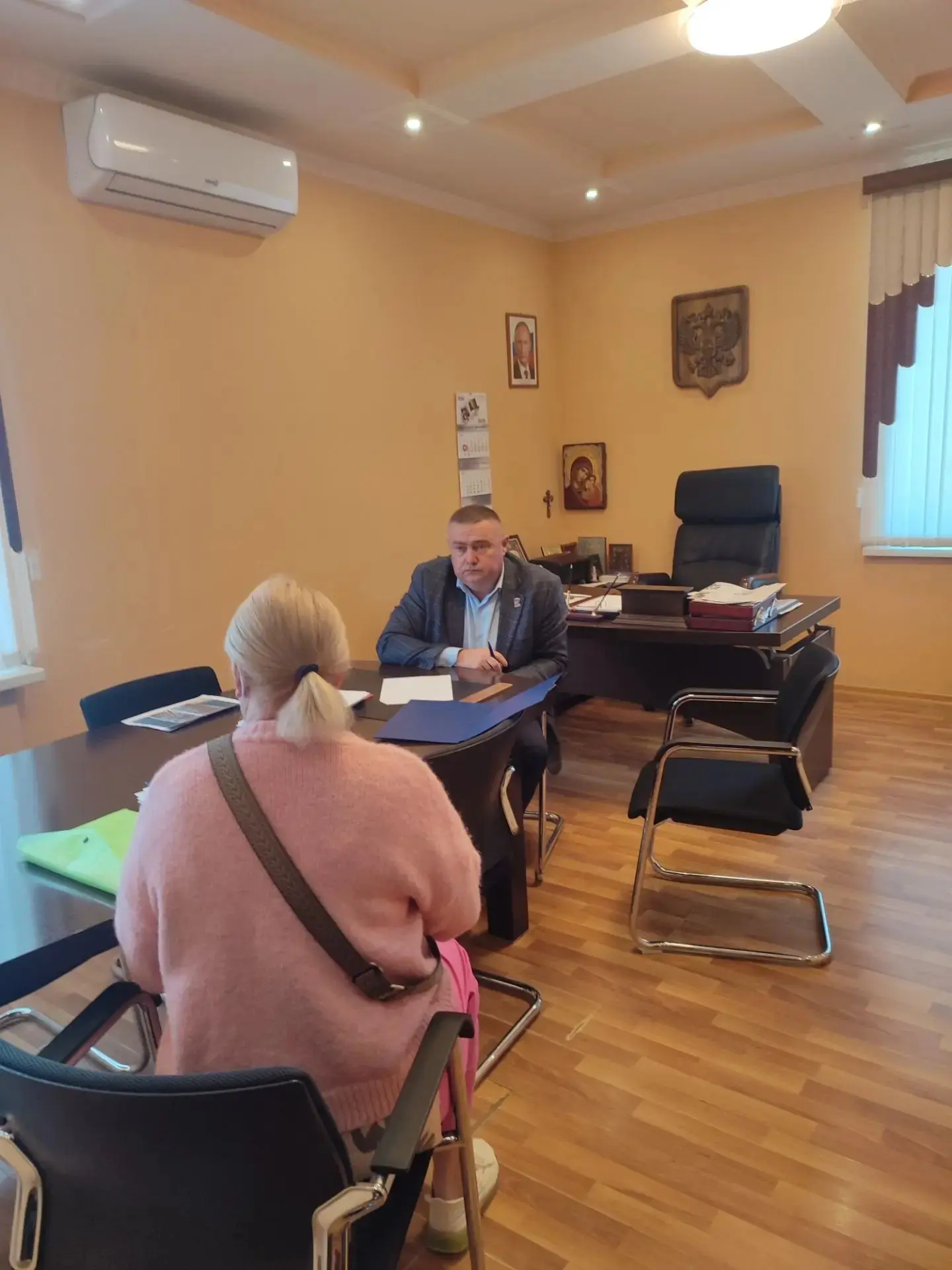 Сегодня Глава  Октябрьского района, Быковский Олег Анатольевич, провел личный прием граждан. В ходе 