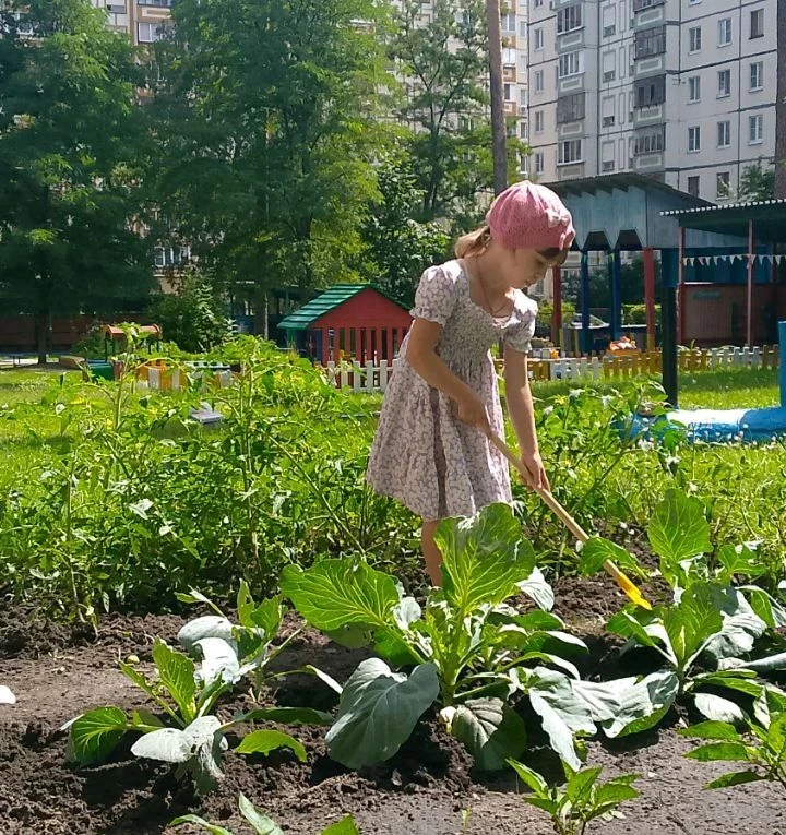 Не скучали в "Теремке"
Наши шустрые ребята.
Лейки взяли налегке-
К нам пришла пора работы.

Помидоры