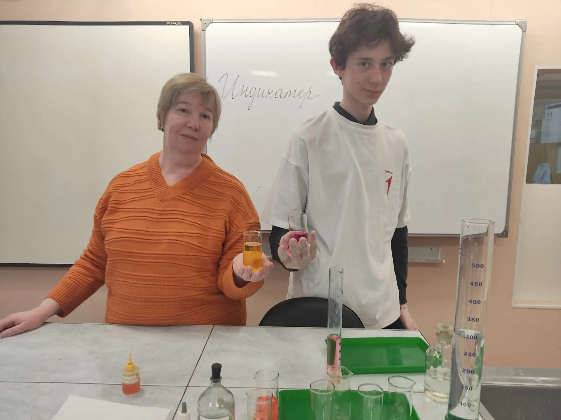 Наука на ладошке: зарядились наукой! ⚗️🔍🔬✨  День российской науки в нашей школе отметили по-настояще