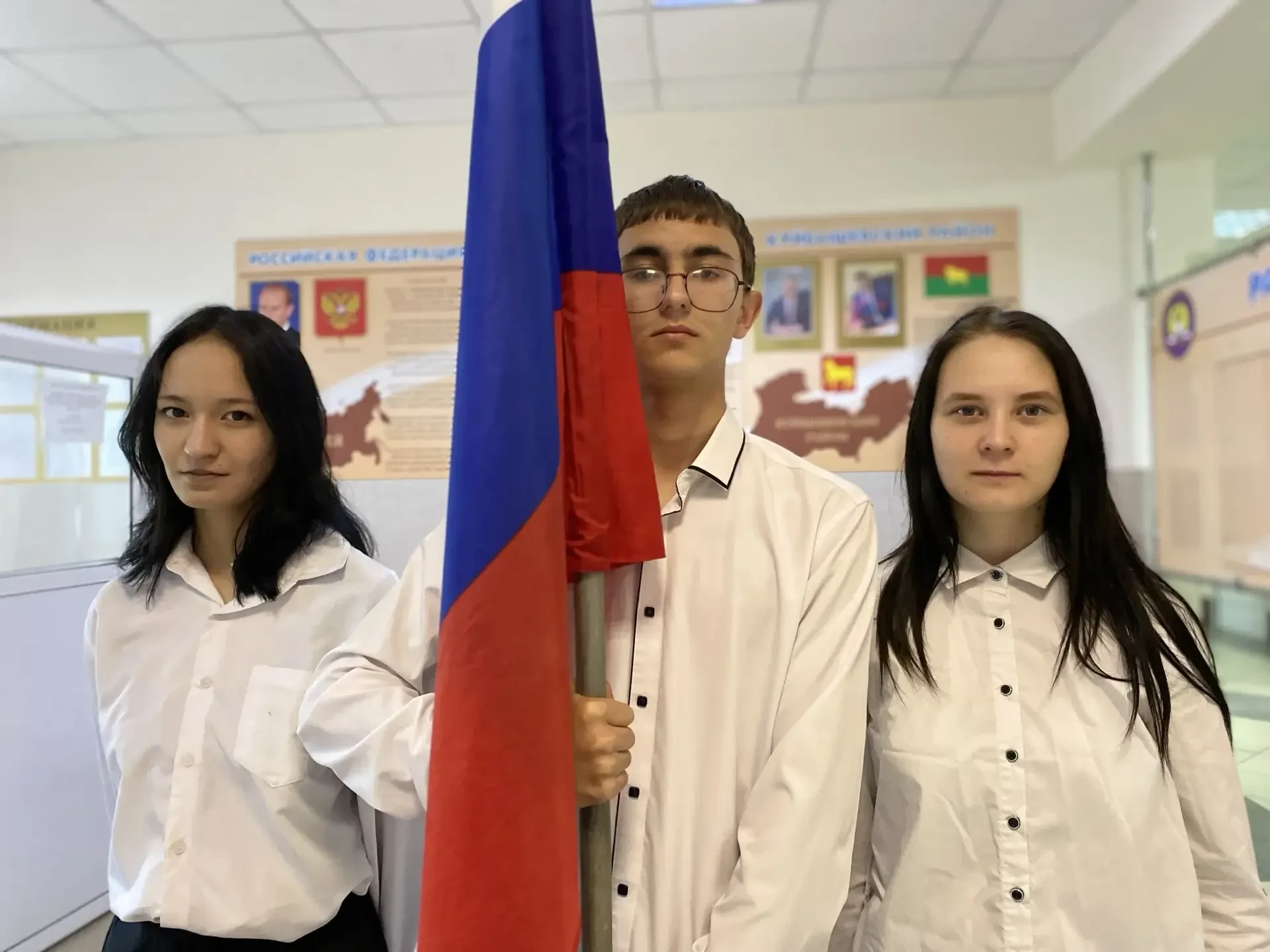 Сегодня почетное право установить флаг РФ было предоставлено студентам группы 1573, специальности Ма