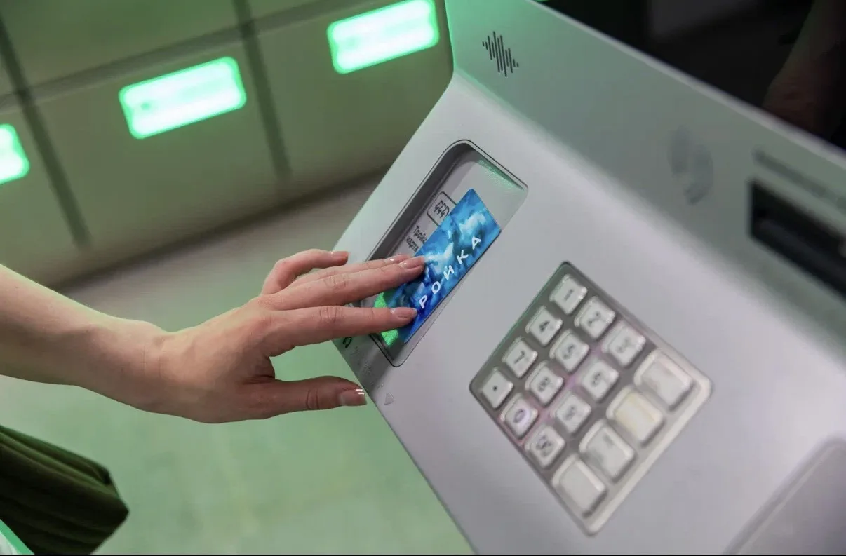 В Московском транспорте заработали терминалы по продаже билетов столичного производства.