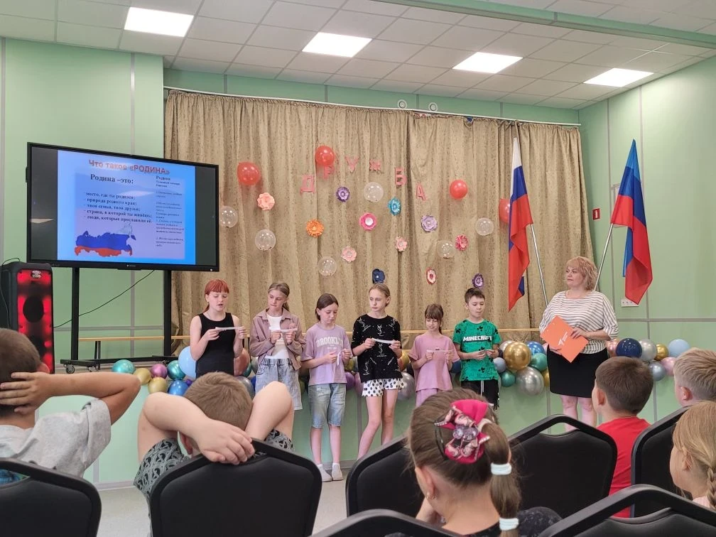 🇷🇺Россия — Родина моя !
Под таким девизом сегодня на пришкольной тематической площадке "Дружба" пр