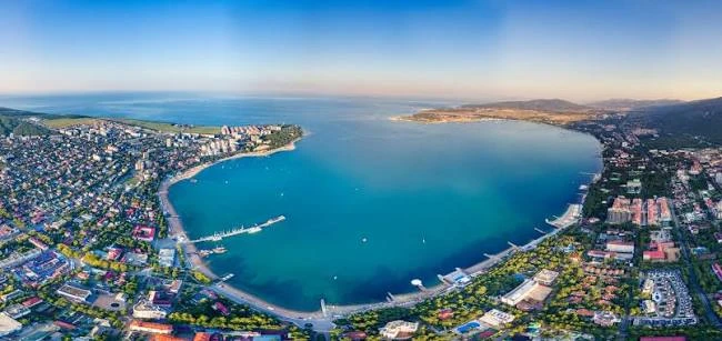 🌴 Итоги лета‑2026 в Геленджике: масштабно, но непросто