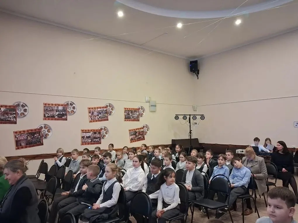 🎉 Вчера в нашей школе прошёл конкурс чтецов «Живая классика» — вечер, наполненный эмоциями и магией 