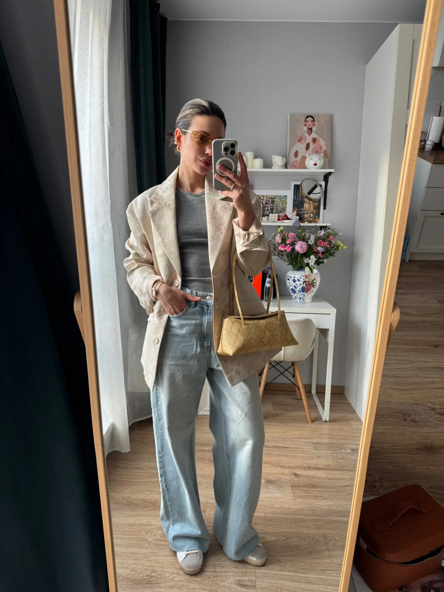 По делам ☺️

Жакет 29 studio 
Топ lime 
Джинсы lime 
Кеды Golden goose
