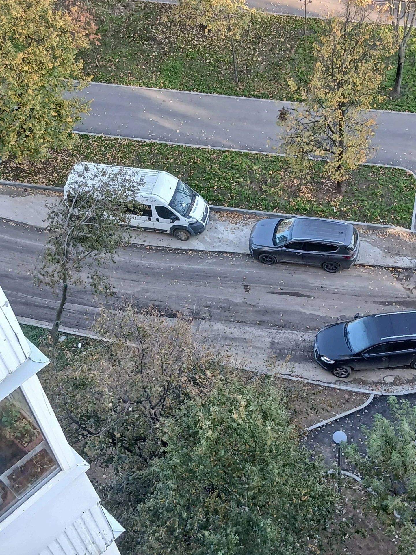 🚧 Жительница Орехового бульвара жалуется на затянувшееся благоустройство. Возле домов ...