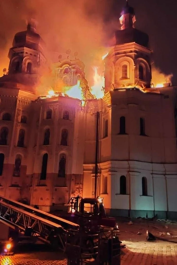 ⚡В Киеве после массированной атаки пострадала Киево-Печерская лавра 
 
Серьезно поврежден Успенский 