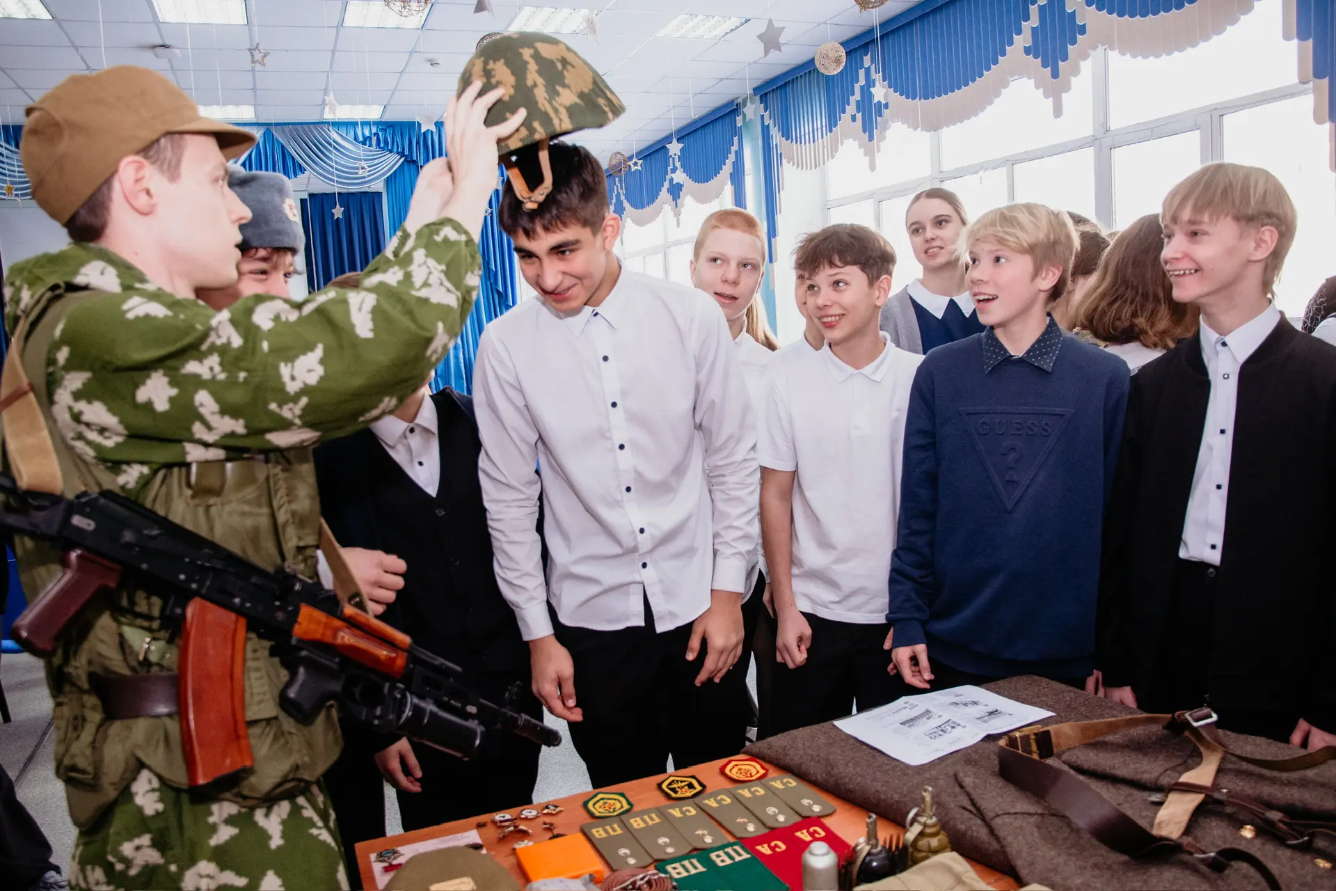 Вчера в нашей школе прошла патриотическая выставка, приуроченная к Дню Защитника Отечества. Эта выст