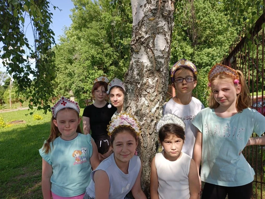 ✨ Каникулы стали ещё волшебнее: 10 июня в нашей школе ребята научились создавать настоящие кокошники
