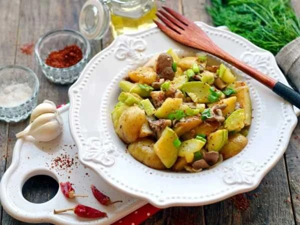 🥔 Картофель с кабачками и вешенками

Ингредиенты

• Картофель молодой – 500 г
• Кабачки – 200 г
• В