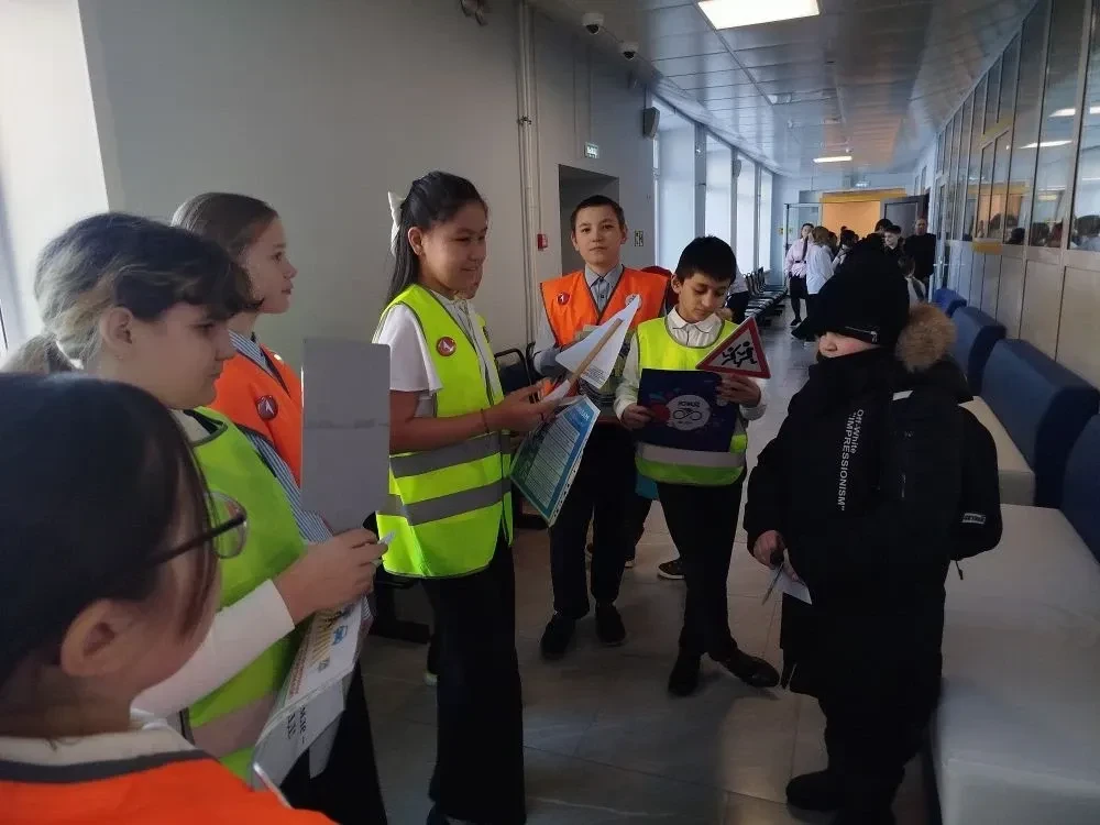 🚦Акция "ПДД СОБЛЮДАЕМ, БЕЗОПАСНО ШАГАЕМ" организована в МБОУ СОШ №8 имени Сибирцева А.Н.🚦✍Отряд ЮИД 