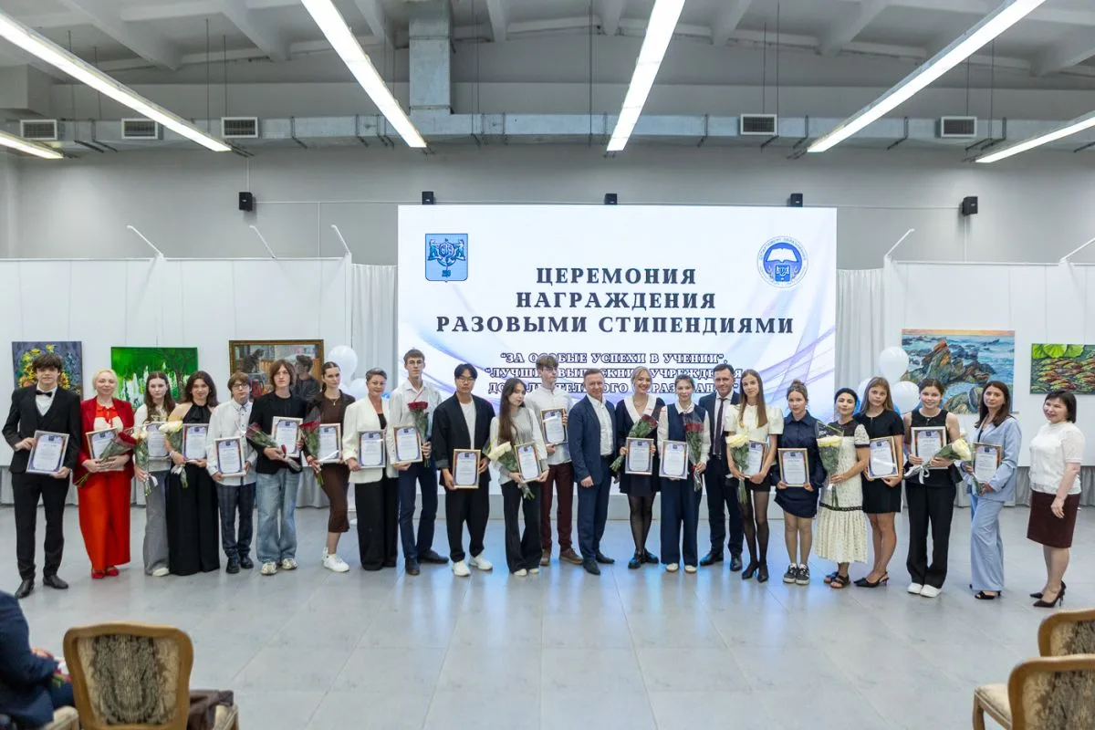 👏 Лучшие из лучших!

Накануне в торжественной обстановке 24 выпускникам школ и учреждений дополните