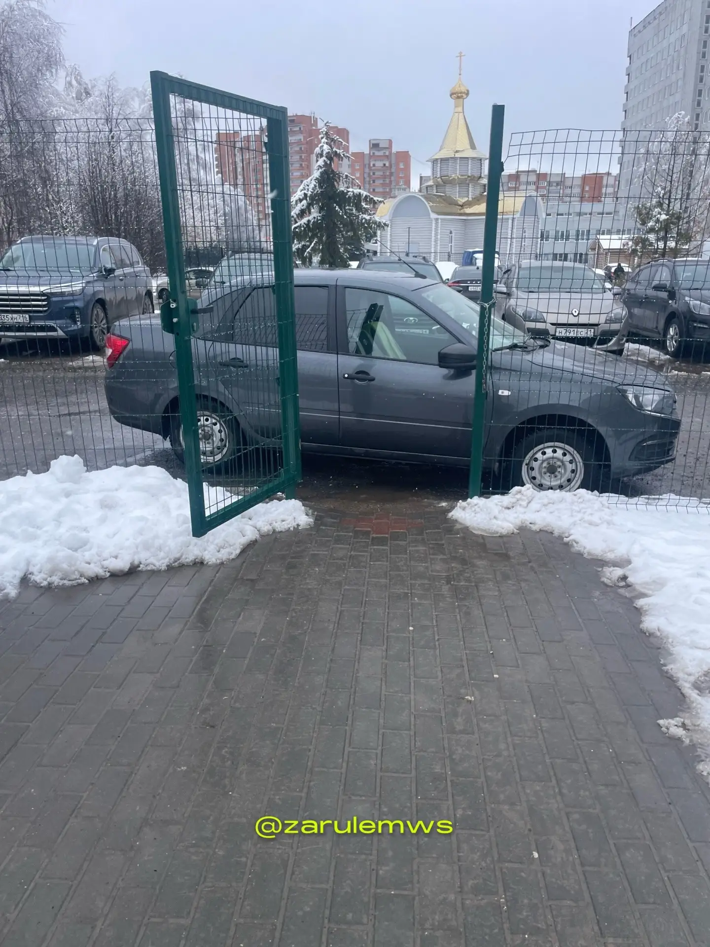 🤬«Идеальная парковка» на входе в Детский медицинский центр в Новоюжке.   Подписаться