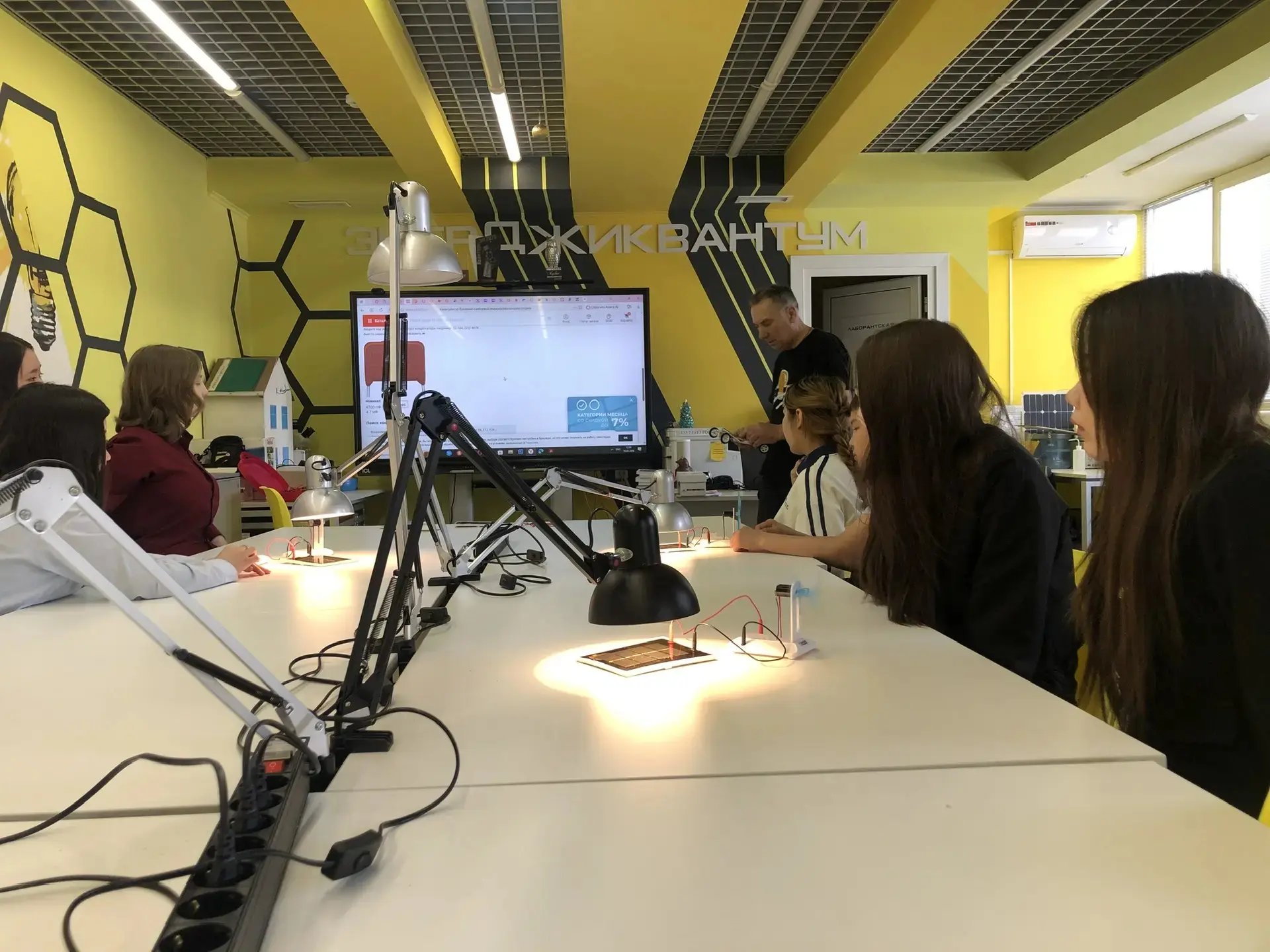 🤖 Технологии будущего: лицеисты в гостях у «Кванториума 04»  18 марта учащиеся 7 «Е» кл. вместе с кл