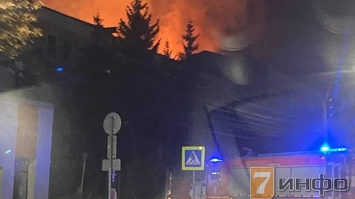 Появилось видео пожара в бывшем училище связи в Рязани