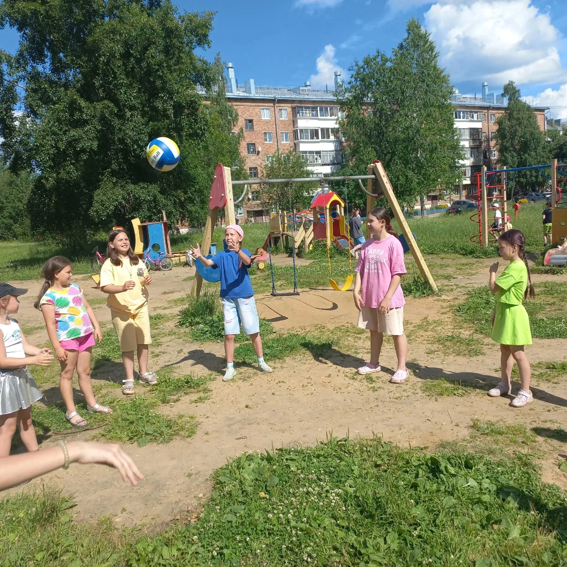 Традиционный праздник дворовых игр прошёл на ура! 🎉

Солнечный и по-настоящему летний день собрал р