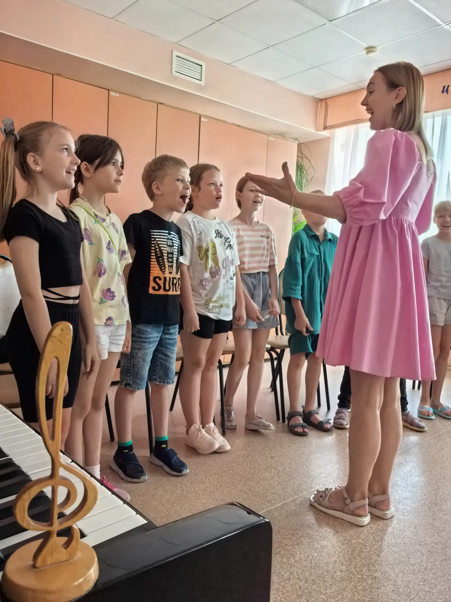 День в разновозрастном отряде «Креатив +»: творчество и музыка

Утро началось с увлекательной бумажн