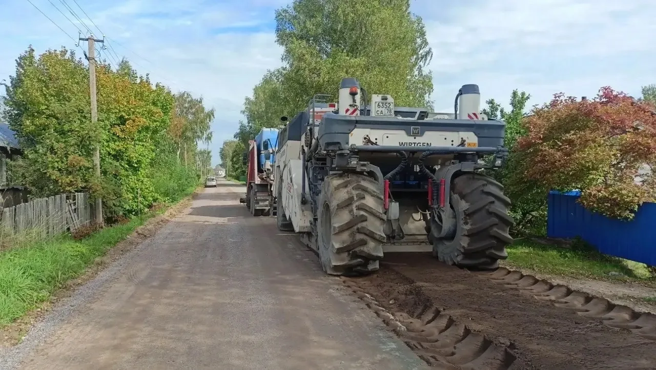 🚜 Дорожная техника продолжает работать на восстановлении областных дорог Пестовского о...