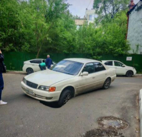 Автомобиль провалился в яму посреди дороги в Хабаровске  На улице Фрунзе, возле дома №34, автомобиль