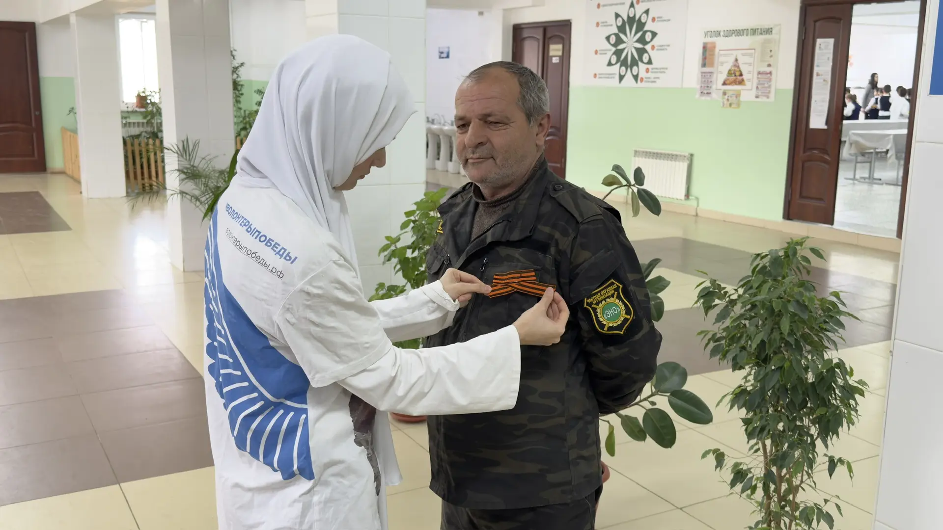 🎗️ В МБОУ СОШ №58 прошла патриотическая акция «Георгиевская ленточка»  Активисты отряда «Волонтёры П