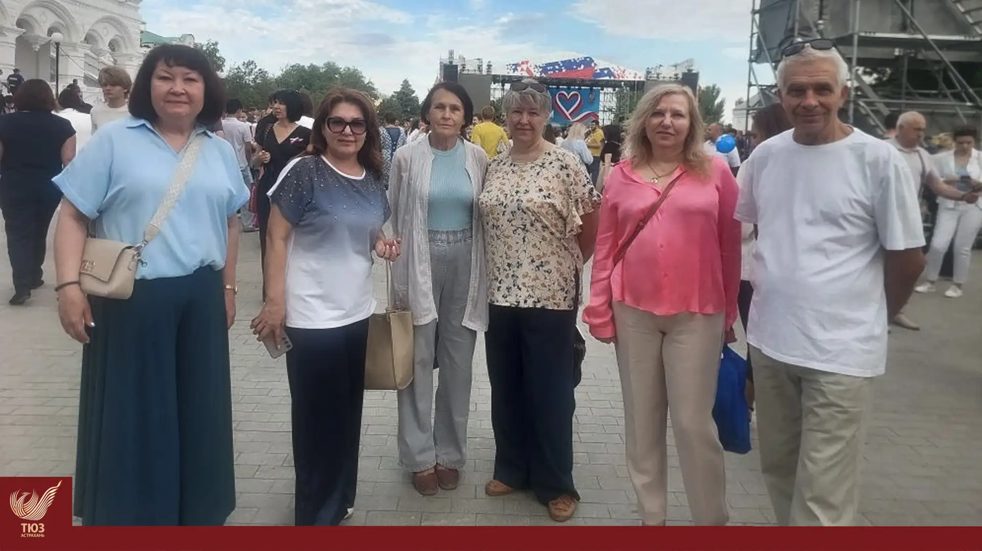 Коллектив Театра юного зрителя принял участие в торжественной церемонии поднятия госуда...