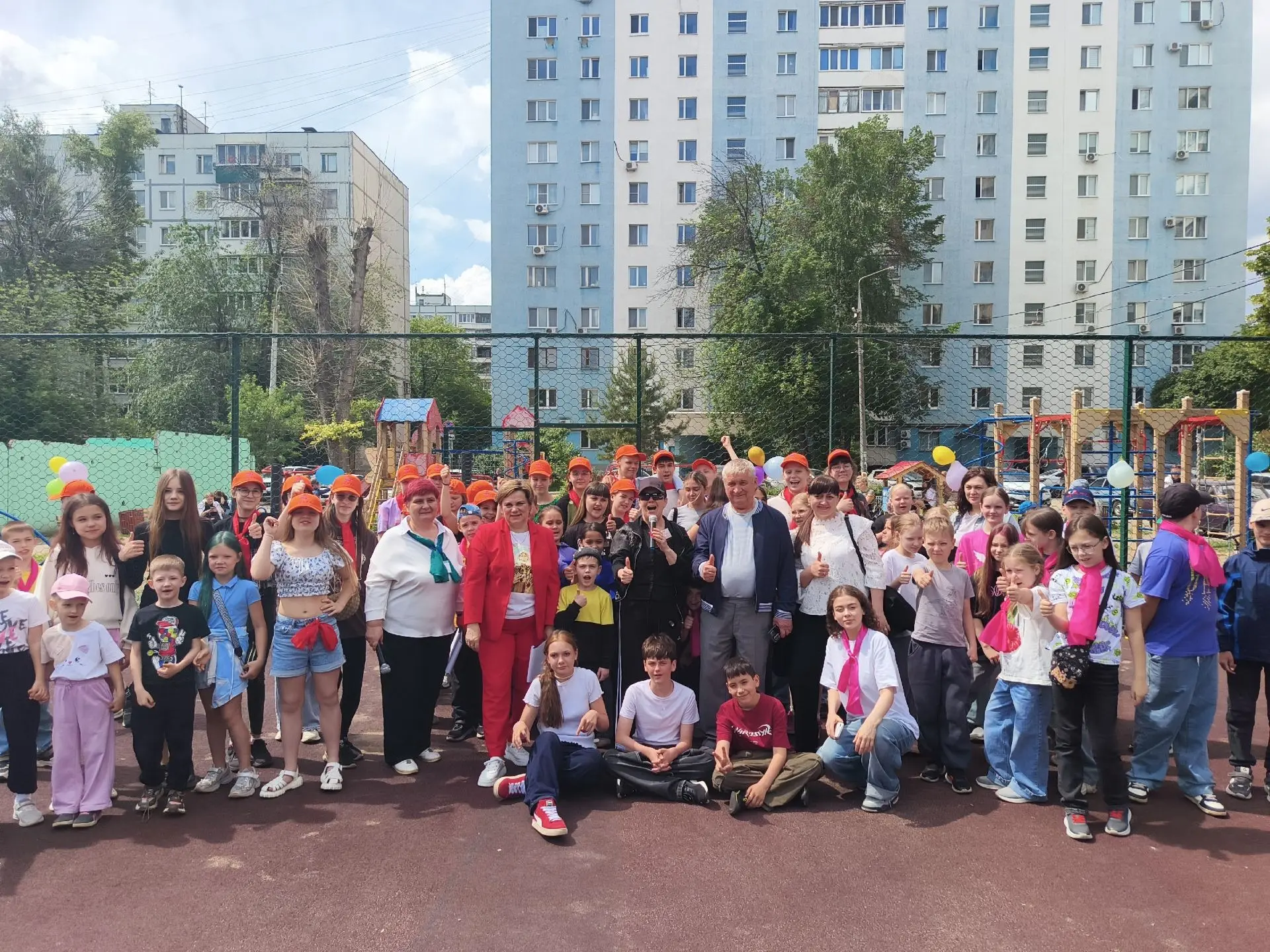 В День защиты детей на спортивной площадке во дворе дома ул.Ново-Вокзальная, 219 прошёл весёлый праз