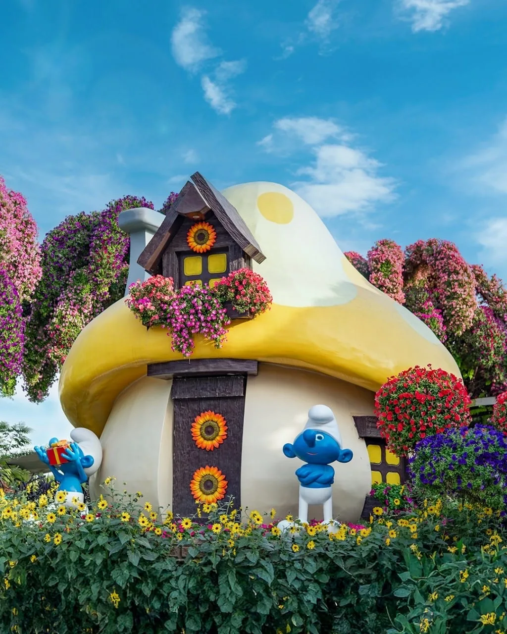 В дубайском Miracle Garden появилась тематическая зона «Деревня смурфиков» с их знаменитыми синими д