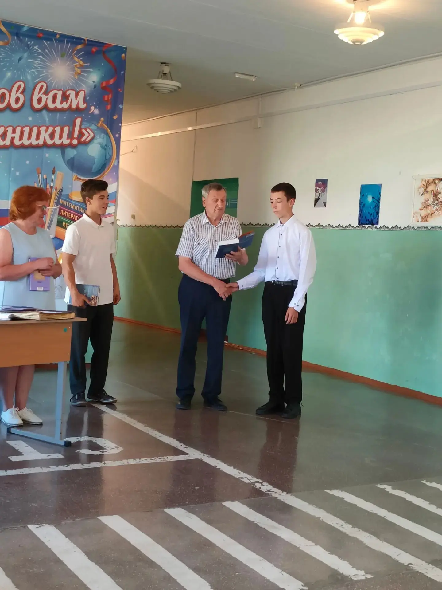 Вот и настал этот важный день — вы стали взрослыми, наши дорогие выпускники! 🎓
Сегодня наши девятик